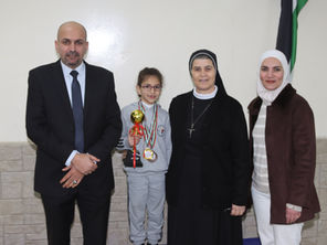 المديرة العامة للمدرسة الأخت ماري بيير قندح تكرم الطالبة المتميزة مجد عامر المجالي