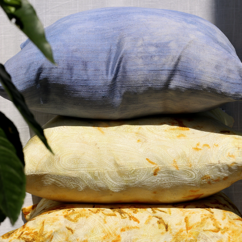 Erlaube dir und deinem Zuhause ein wenig Extravaganz mit den handgefärbten Kissenbezügen aus Seide.