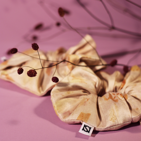 Entdecke die Vielfalt der handgefertigten Haarbänder aus pflanzengefärbten Stoffen. Die einzigartigen Farben der Natur machen jedes Scrunchie zu einem Einzelstück.