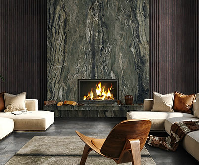 Luxe woonkamer met keramische tegels in donkere natuursteenlook rond een moderne haard.