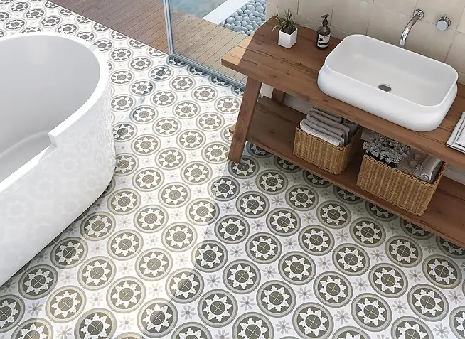 Badkamer met keramische vloertegels in klassiek retro patroon.