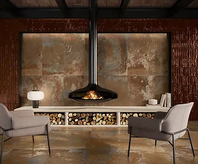 Woonkamer met keramische wandtegels in een roestige metaal look.