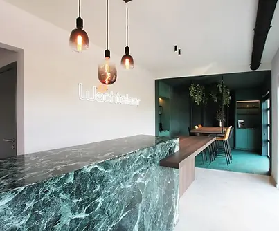 Keuken met werkblad in groen marmer natuursteen dat een exclusief en karaktervol accent geeft.