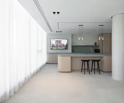 Minimalistisch interieur met grote keramische vloertegels in een lichte travertin look.