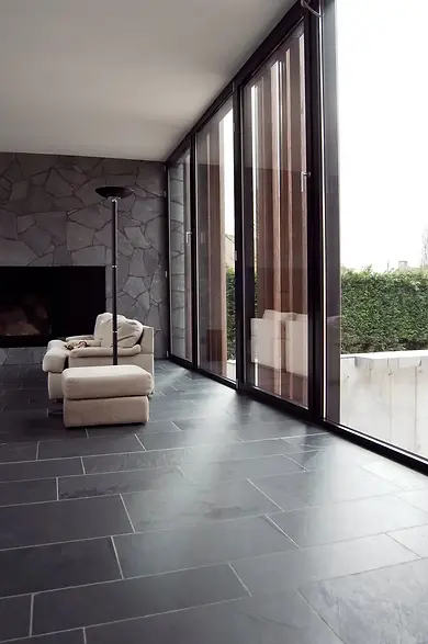 Moderne woonkamer met vloer in leisteen natuursteen die een elegante en tijdloze uitstraling geeft.