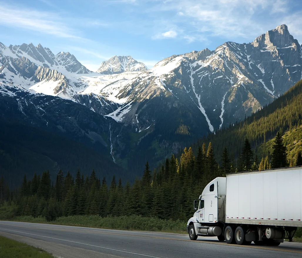 camion sur une route de montagne