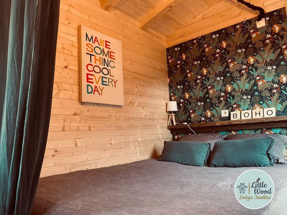 Intérieur chaleureux de la Roulotte Boho
