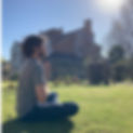 Es una foto mía meditando al Sol, de manera sencilla sin complicaciones ni artefactos innecesarios