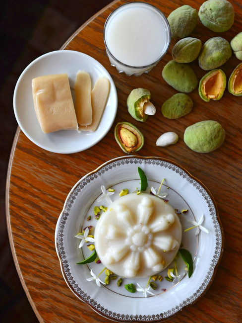 Ricotta-Mandel-Pudding, auf einem Goldrandteller arrangiert