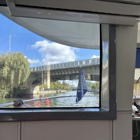 Blick nach vorne auf die Bega aus dem Inneren des Linienboots