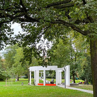 Blick aus dem Museum in den Park