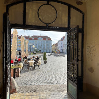 Blick aus einem Restaurant auf seinen Außenbereich auf dem Domplatz