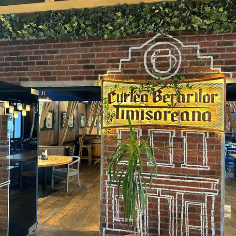 Gasträume mit Werbung für Timisoreana , das Bier der Stadt