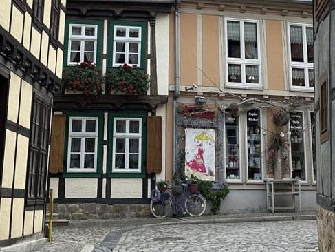 Pittoreske Gassenkurve mit Fachwerkhaus und Laden