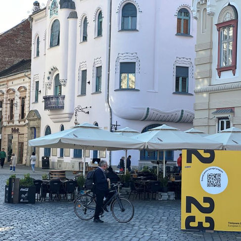 Überall weisen Aufschriften, hier auf einer Plakatwand, auf den Kulturhauptstadt-Titel 2023 hin