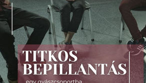 Gyászcsoportban körben ülnek székeken a csoporttagok