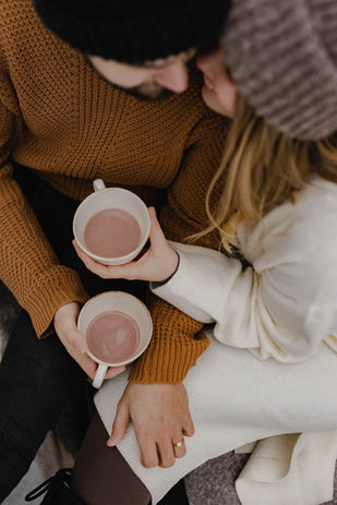 Talvinen pariskuntakuvaus metsässä