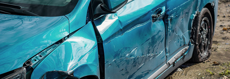 Bild mit verunfalltem Auto in Farbe