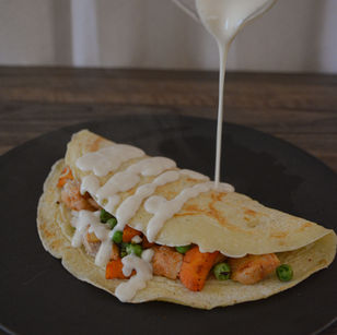 Crêpe salé au poulet, légumes & sauce alfredo