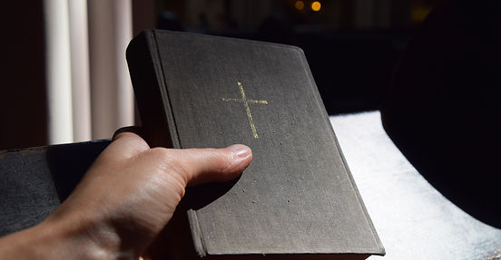 Man-holds-bible-489980.jpg