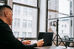 Estrategias Clave para Destacar en Entrevistas Remotas