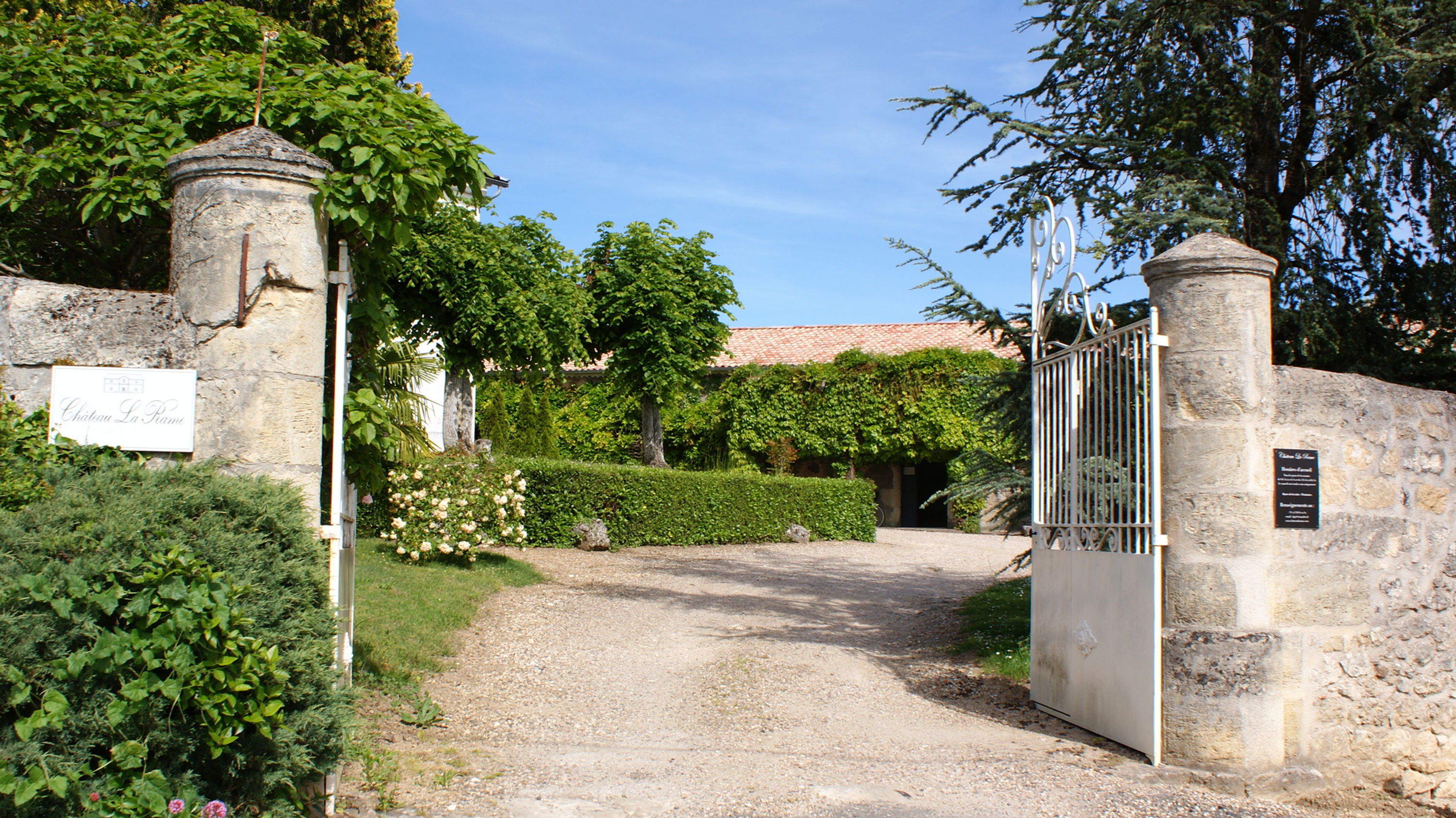 Entrée du Château La Rame