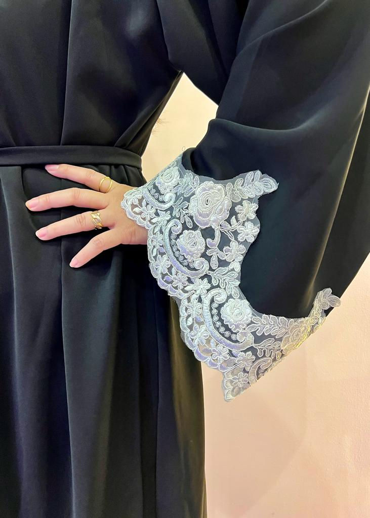 الصورة المصغرة: Black Abaya - white Lace border & Belt