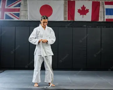 estudiante-karate-profesional-vistiendose-preparandose-practica-dojo-o-club-mujer-atleta-a