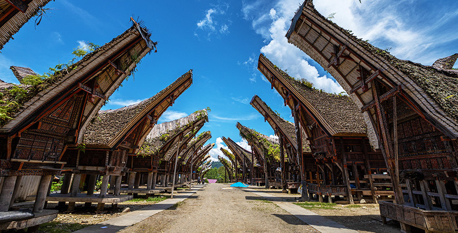 Capturing love's embrace amid Raja Ampat's beauty