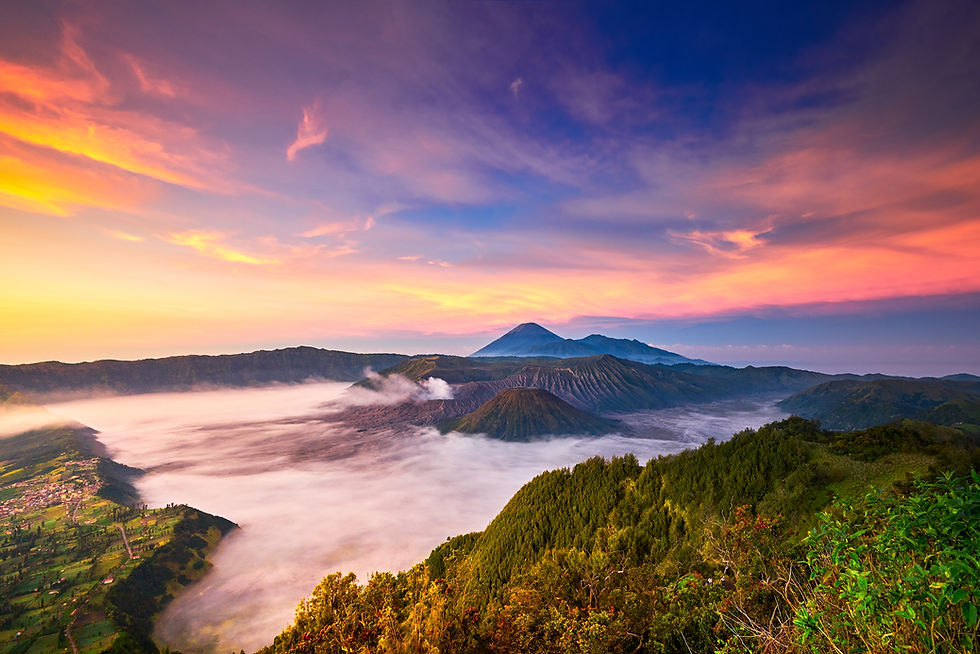 Capturez le charme à couper le souffle du paysage volcanique de Java, idéal pour des lunes de miel inoubliables en Indonésie
