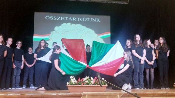 Emlékműsor és szoboravatás