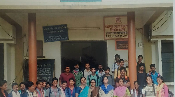 दि. 18 सप्टेंबर 2019 महाविद्यालयातील केंद्रीय ग्रंथालयास प्राध्यापक आणि विद्यार्थी भेट.jpe