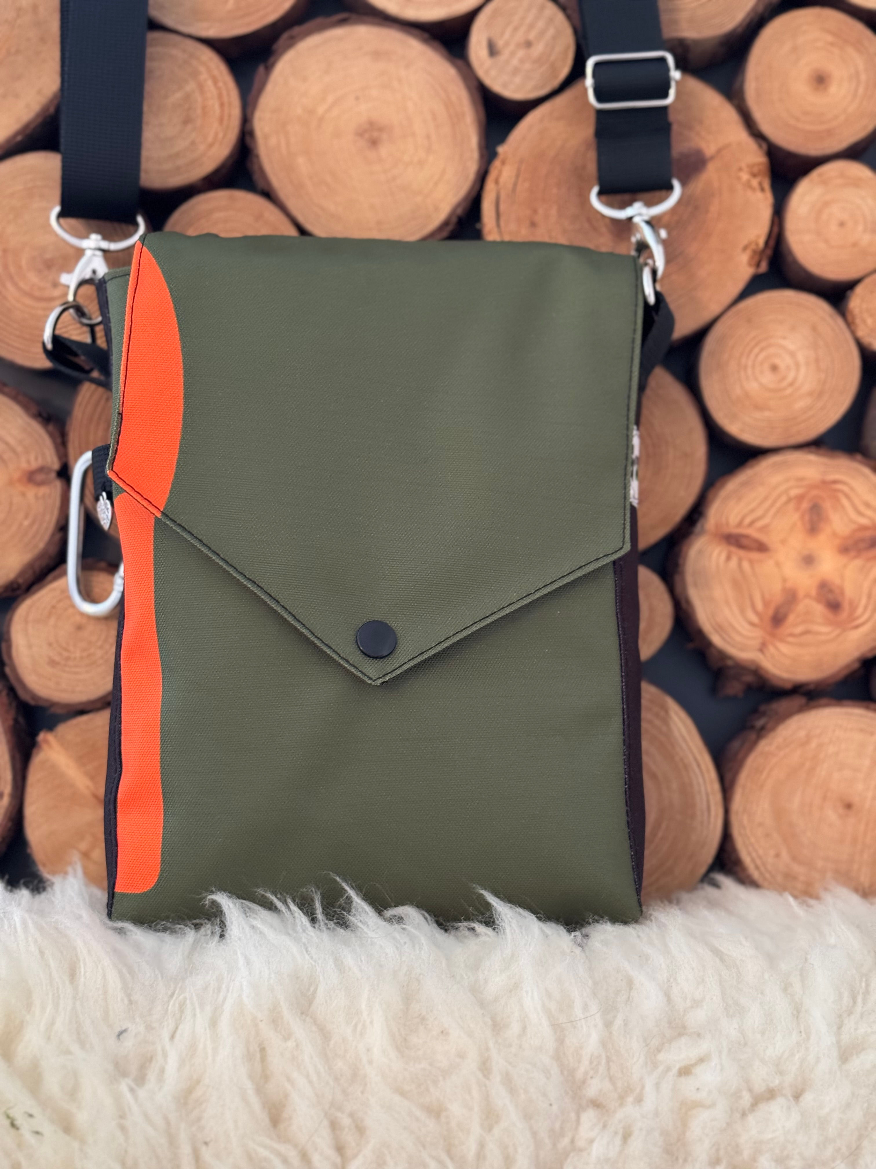 Gassitasche in grün/schwarz mit Schulterband.