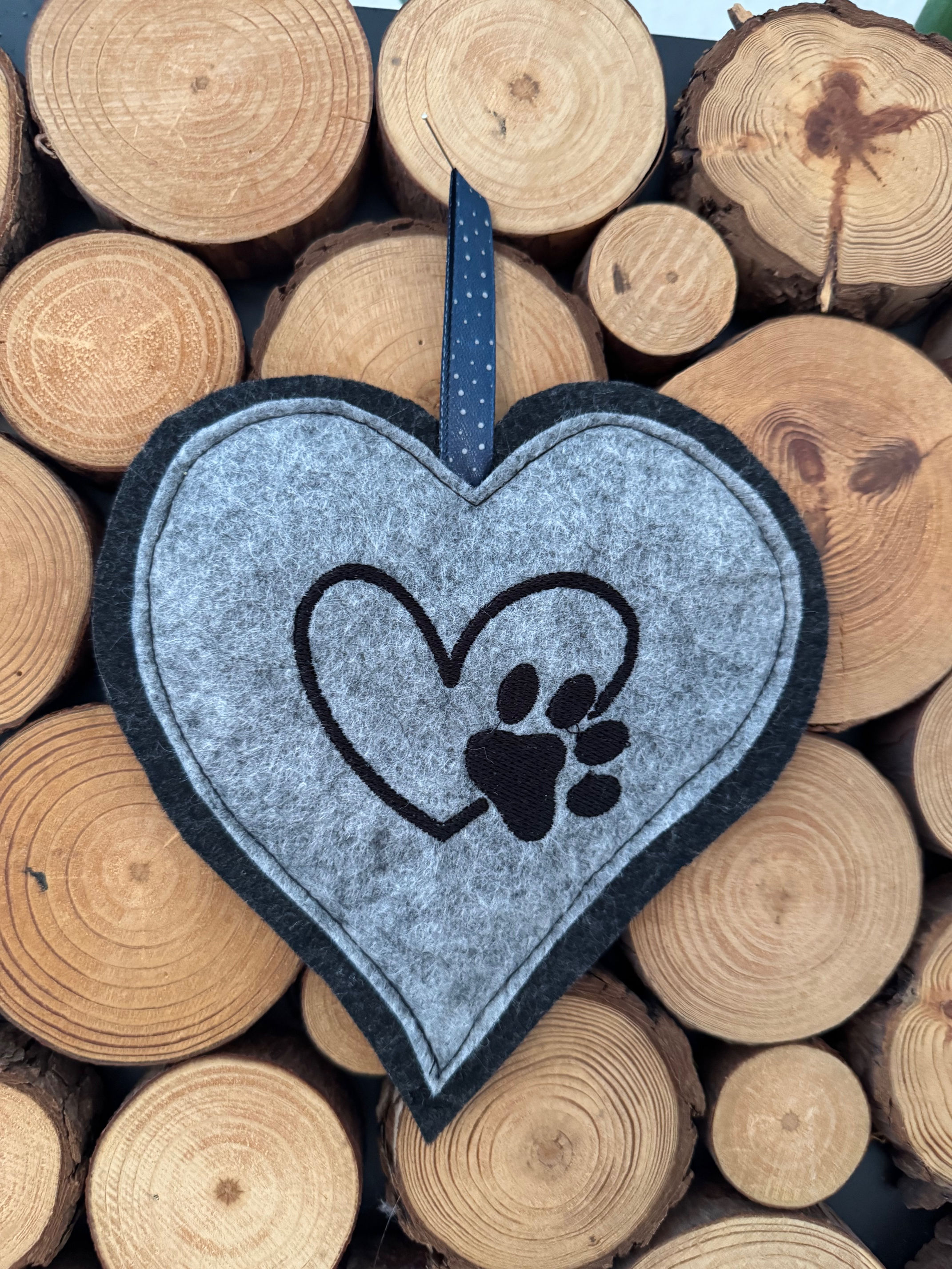 Filzherz mit Anhänger und Stickerei Pfote mit Herz.