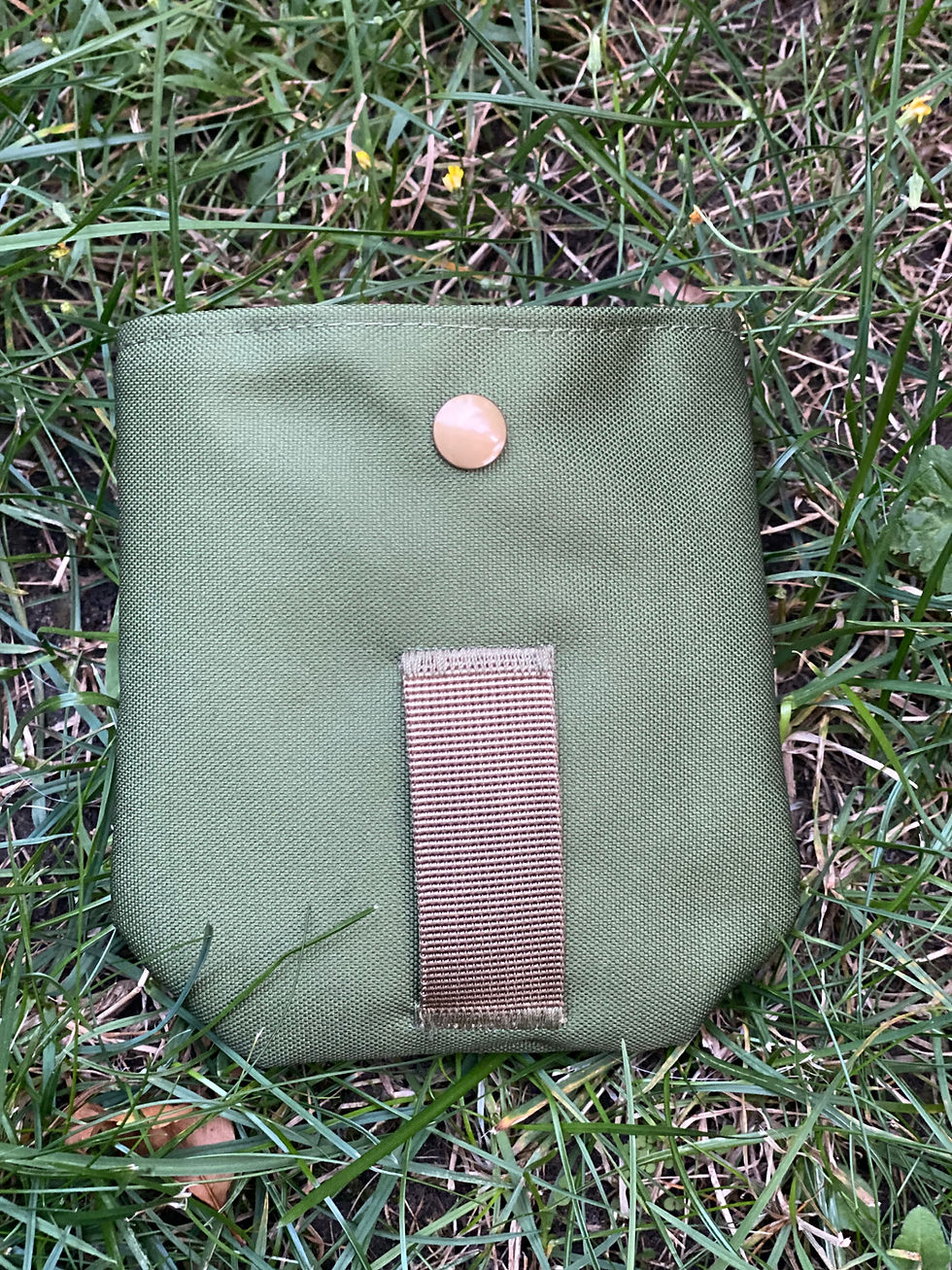 Leckerli Beutel schwarz mit Druckknopf und Gürtelschlaufe von hinten.