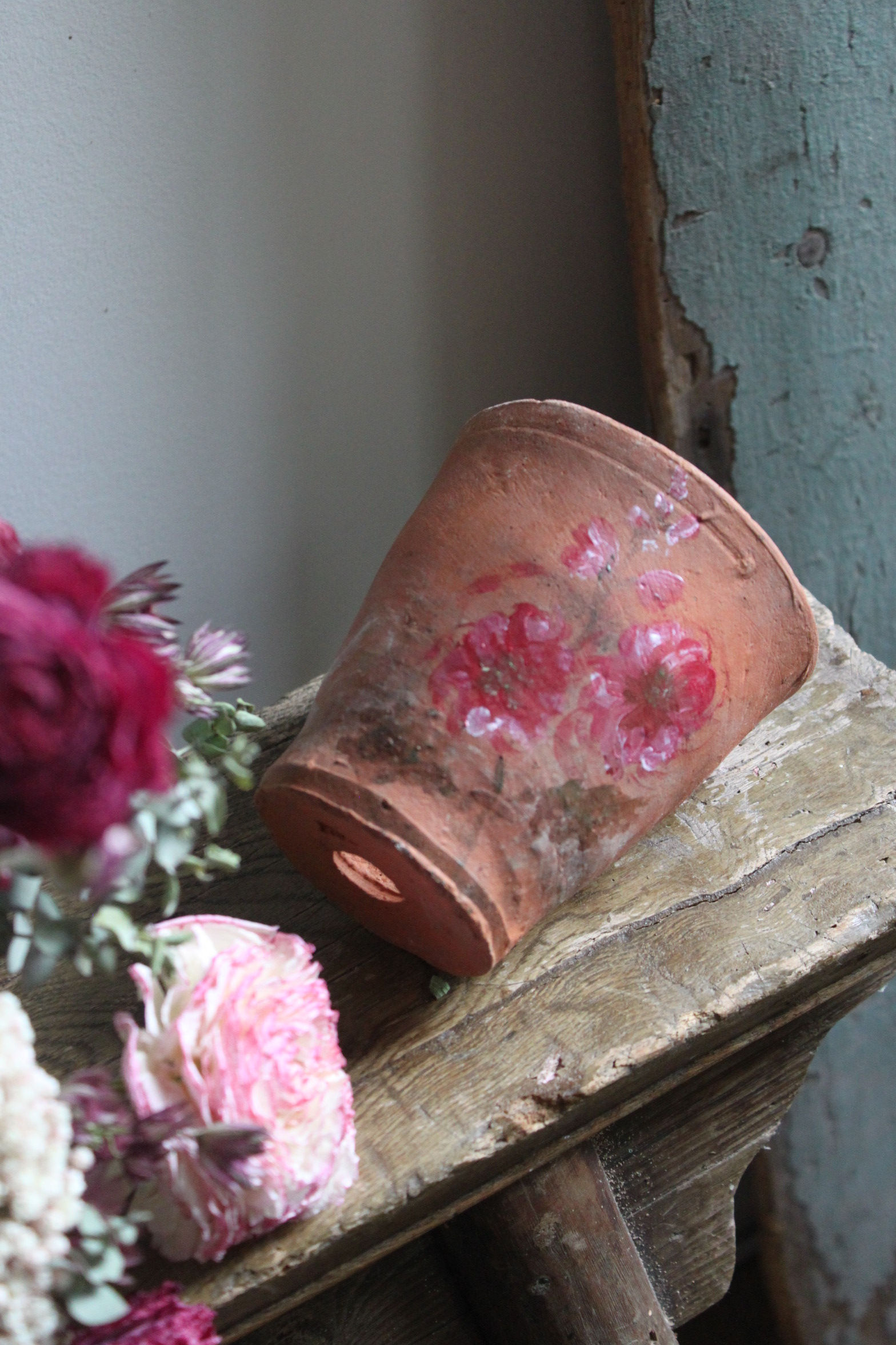 Ranunculus Posiquet & Hand painted terracotta pot
