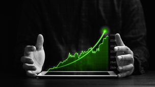 Sales dashboard tracking input metrics like stakeholder meetings, proof-of-concepts, and decision timelines.