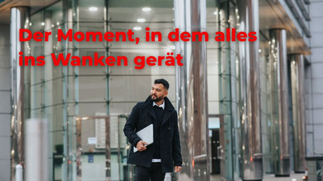 Ein Mann mit Bart und Laptop in der Hand verlässt ein modernes Bürogebäude – Symbol für Aufbruch oder Veränderung im Berufsleben. Überschrift auf dem Bild: Der Moment, in dem alles ins Wanken gerät.