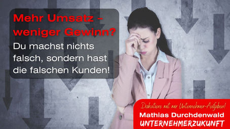 Gestresste Unternehmerin hält sich die Stirn, während im Hintergrund graue Pfeile nach unten zeigen. Text: „Mehr Umsatz – weniger Gewinn? Du machst nichts falsch, sondern hast die falschen Kunden!“