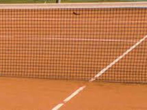 Arbeitseinsatz auf dem Tennisplatz in Bröckel
