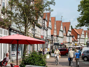Passanten laufen durch Celler Innenstadt