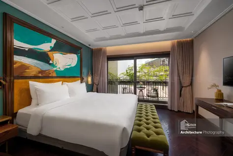 Chup anh Peridot Grand Hotel noi that phong ngu suite sang trong chan giuong nhung xanh va ban cong mat xanh 15mmphoto