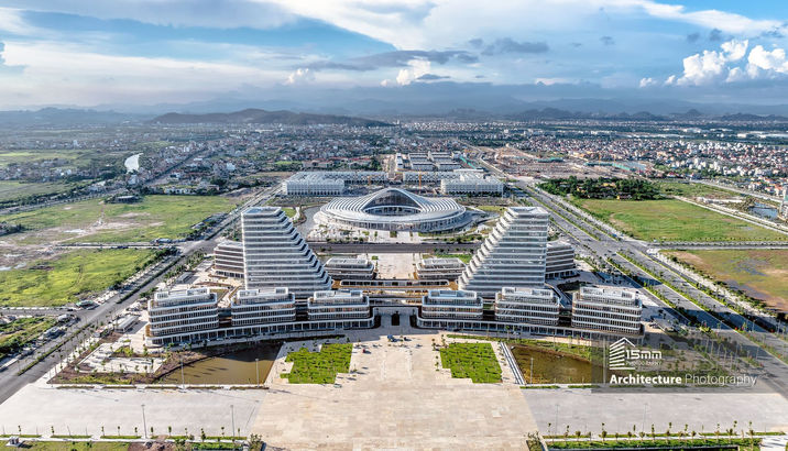 Toàn cảnh khu phức hợp kiến trúc hiện đại nhìn từ trên cao với quảng trường rộng phía trước.