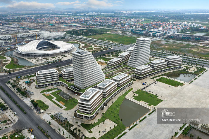 Khu phức hợp kiến trúc hiện đại với các tòa nhà văn phòng và quảng trường trung tâm nhìn từ trên cao.