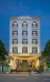 Mặt tiền khách sạn Tonkin Luxury Boutique Hotel Hà Nội chụp vào buổi tối.