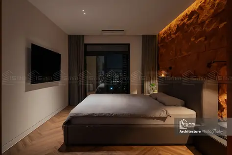 Chup anh Luklak Architects noi that phong ngu chung cu Starlake ve dem bo giuong lon va vach tuong da go ghe 15mmphoto