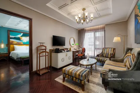 Chup anh Peridot Grand Hotel noi that phong khach suite sang trong bo sofa ke soc va o cua ket noi phong ngu 15mmphoto