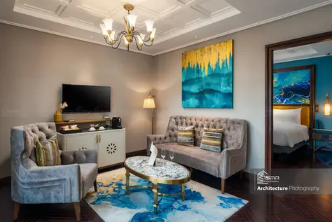 Chup anh Peridot Grand Hotel noi that phong khach suite sang trong bo sofa nhung xam va o cua thong phong ngu 15mmphoto