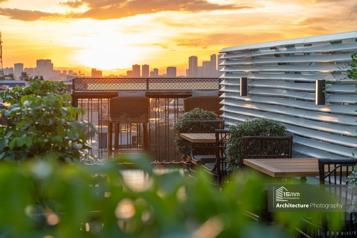 Sân thượng rooftop bar với tầm nhìn hoàng hôn skyline Hà Nội tại khách sạn Tonkin.