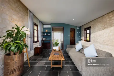 Chup anh Topas Ecolodge Sapa goc chinh dien phong khach bungalow vách tuong da va mang tuong xanh phat cach tinh te 15mmphoto